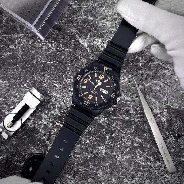 Мужские часы Casio MRW-200H-1B3 &mdash; Спортивная модель 10 ATM с индикацией даты и дня недели 1141-0335 фото